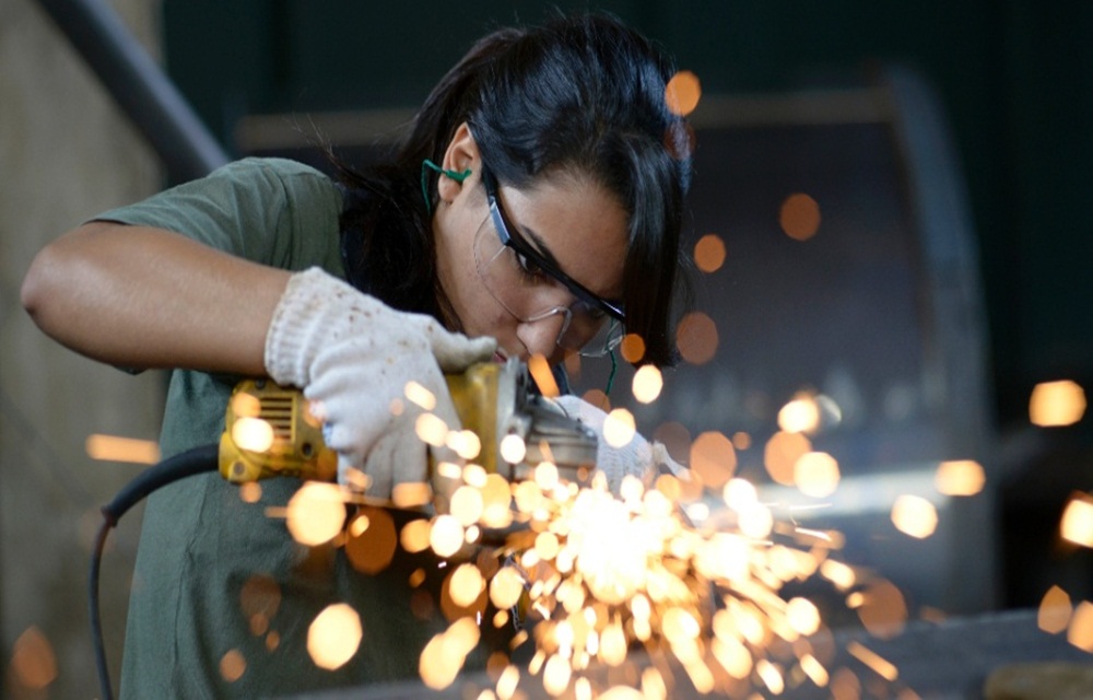 Ir para  <p>A diferen&ccedil;a salarial entre mulheres e homens no Brasil &eacute; uma das maiores do mundo e equiparar a condi&ccedil;&atilde;o dos dois sexos no pa&iacute;s levar&aacute; um s&eacute;culo. Essas...